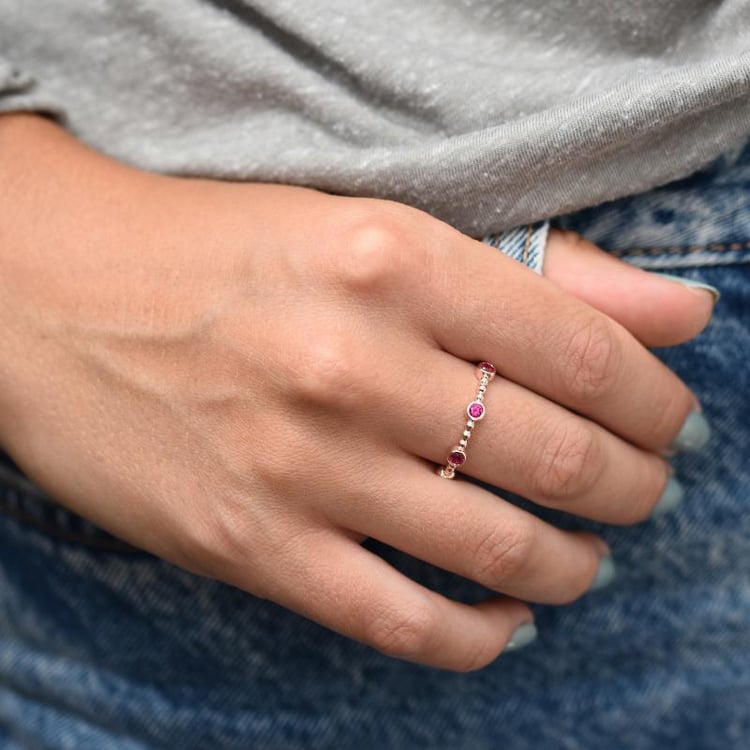 Strieborný pozlátený eternity prsteň s rubínmi 47426