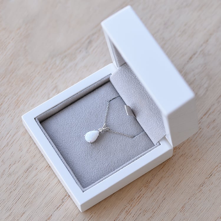 Zlatý prívesok s bielym opál 62210