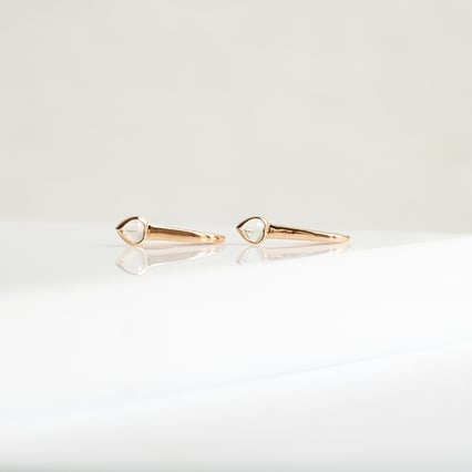 Visiace náušnice s mesačnými kameňmi v tvare srdiečok Levy