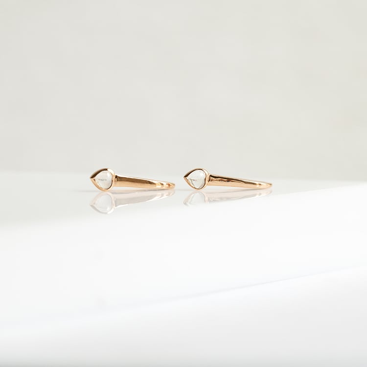 Visiace náušnice s mesačnými kameňmi v tvare srdiečok Levy 145404