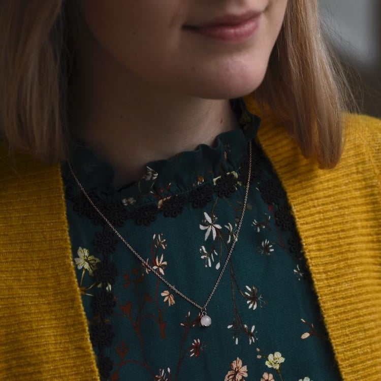 Zlatý náhrdelník s cabochon růženínem 50546