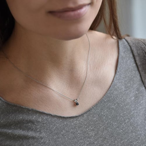 Čierny diamant v prívesku Hozie