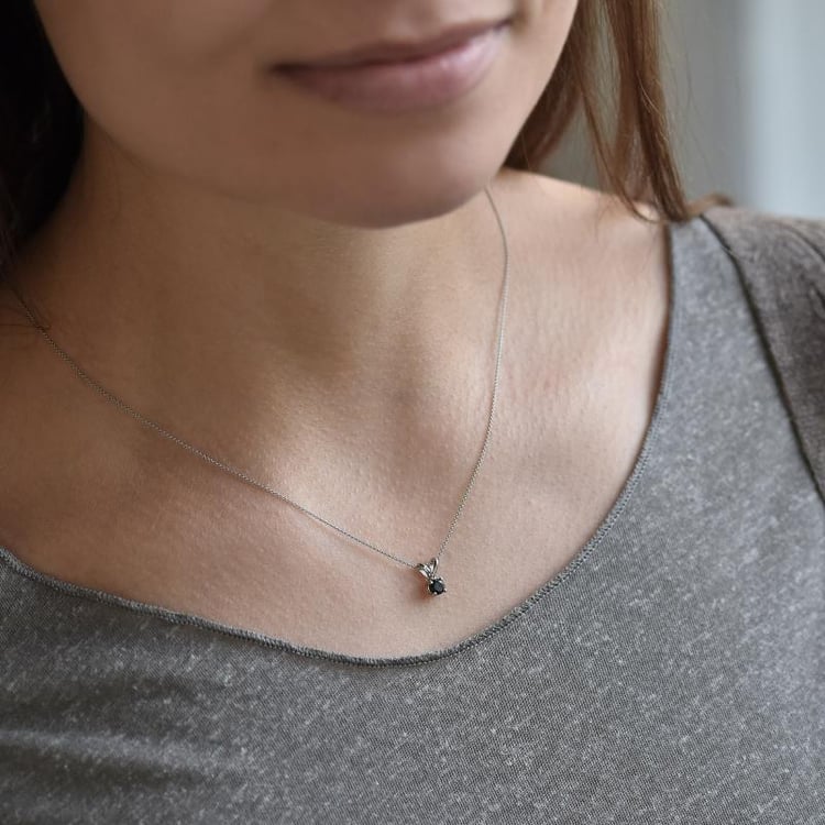 Čierny diamant v zlatom náhrdelníku 38118