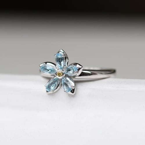 Zásnubný prsteň s nezábudkou s topásmi a diamantom Susanne
