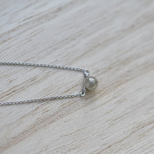 Zlatý náhrdelník so sivou diamantovou kvapkou Greyne