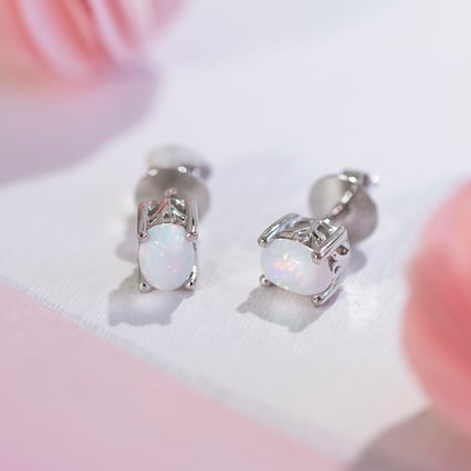 Strieborné náušnice s bielymi opálmi Kana