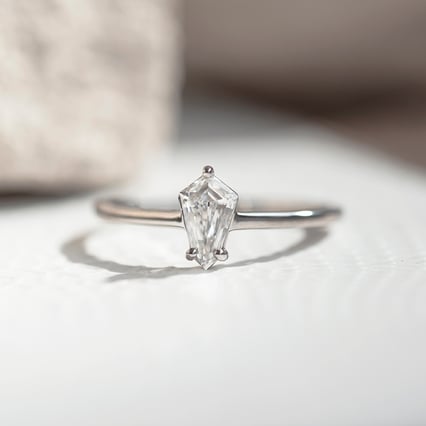 Zásnubný prsteň s shield lab-grown diamantom Milana