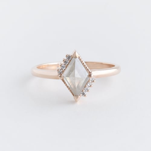 Prsteň lozenge so salt and pepper diamantom a lab-grown diamantmi Dalton