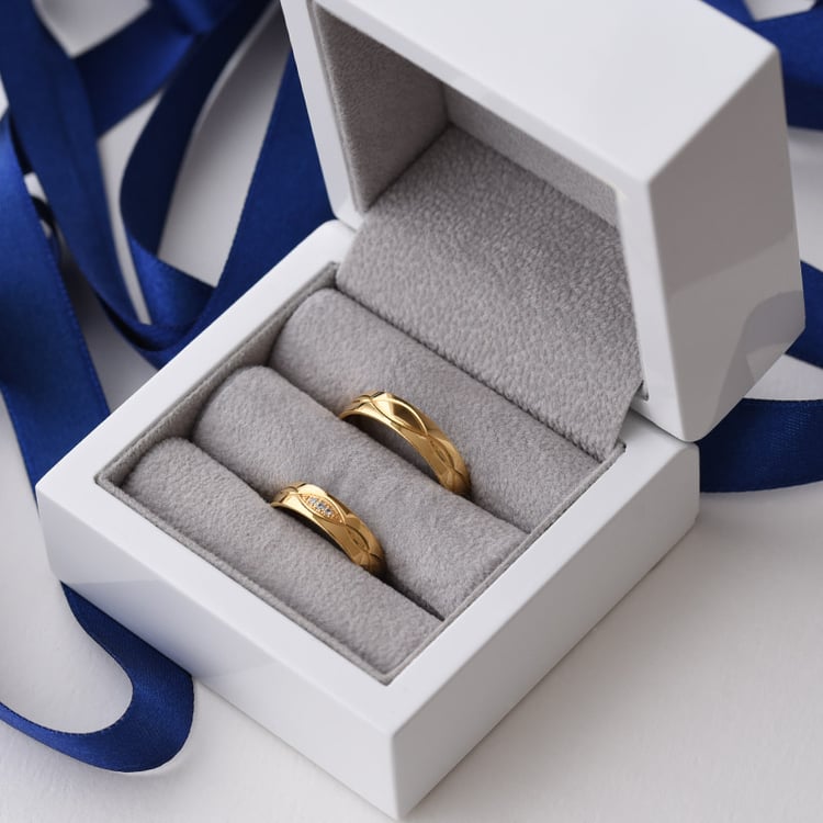 Snubné prstene s gravírom a diamantmi 76304