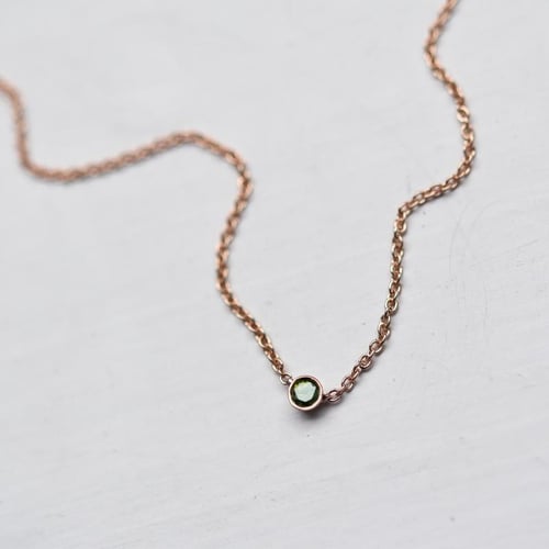 Minimalistický náhrdelník so zeleným diamantom Vieny