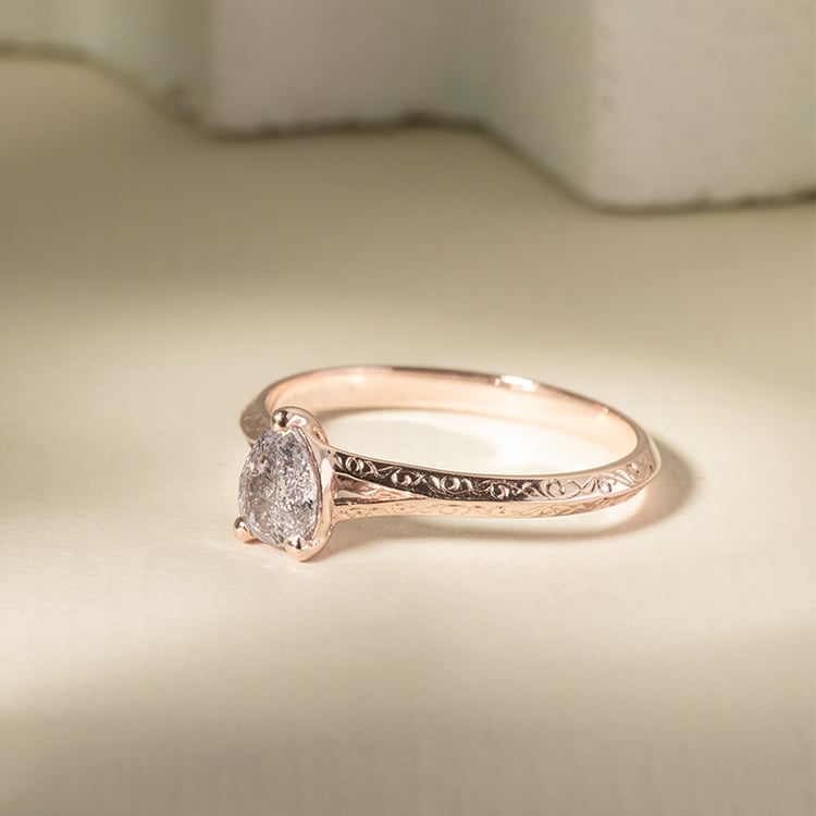 Ručne rytý prsteň s pear salt and pepper diamantom Dalia 120112