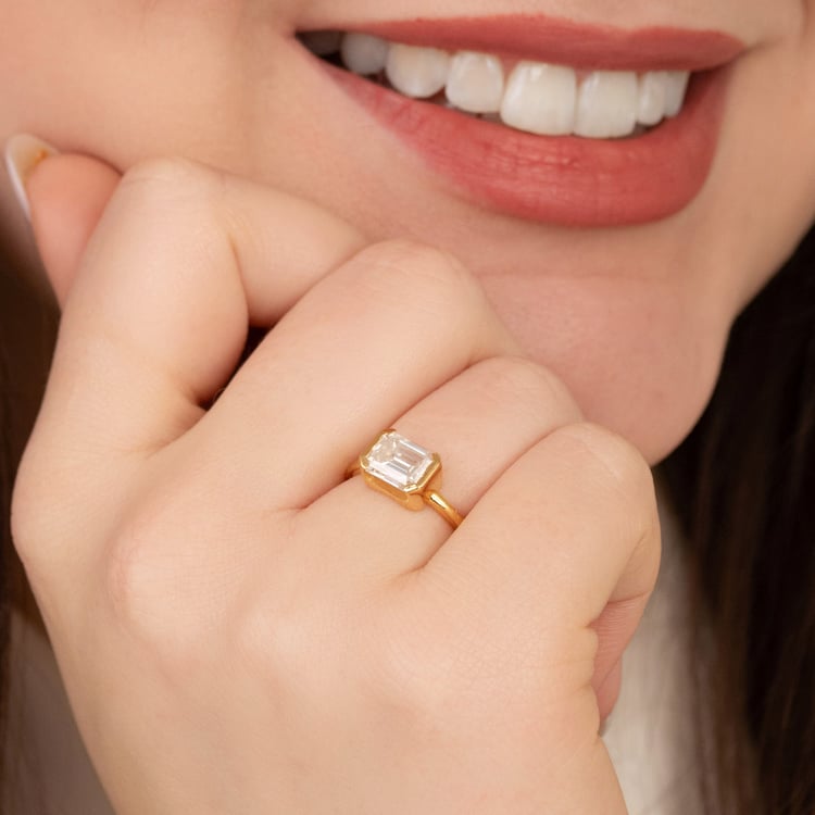 Zlatý prsteň s half-bezel lab-grown emerald diamantom Pompeia 164544