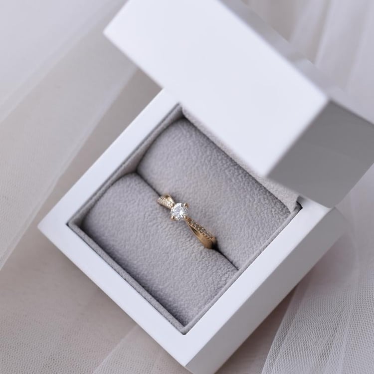 Zlatý prsteň s diamantmi 75771