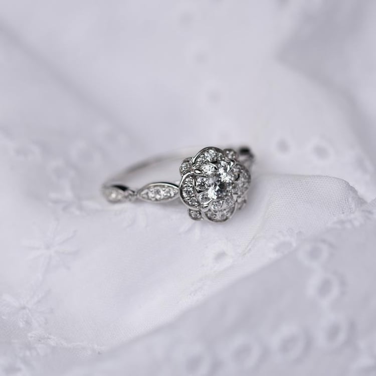 Zásnubný zlatý prsteň s moissanitmi 66140