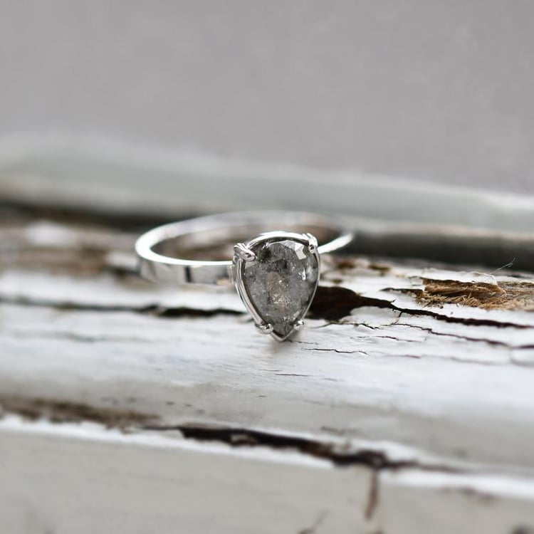 Prsteň s pear diamantom 38066