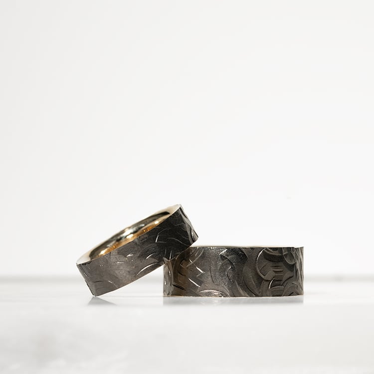 Zlaté svadobné prstene s reliéfnym povrchom a čiernym ruténiom Susam 129720