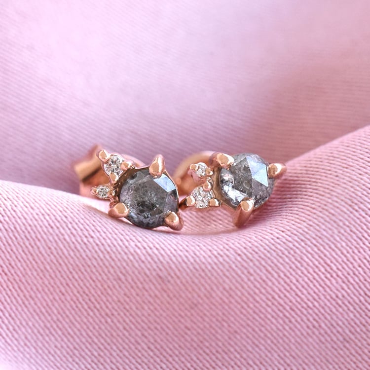 Cluster náušnice so salt and pepper diamantmi 78905