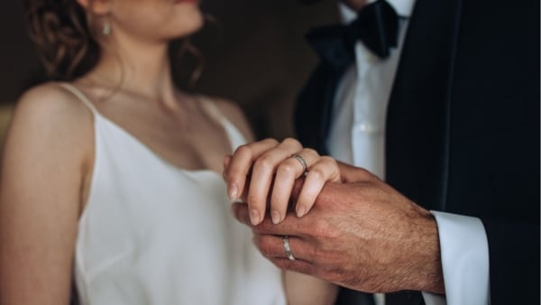 Ako sa nosí zásnubný a snubný prsteň