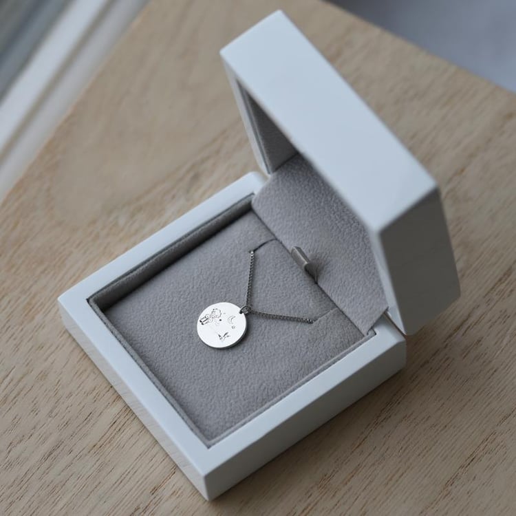 Strieborný prívesok princ s gravírom 52131