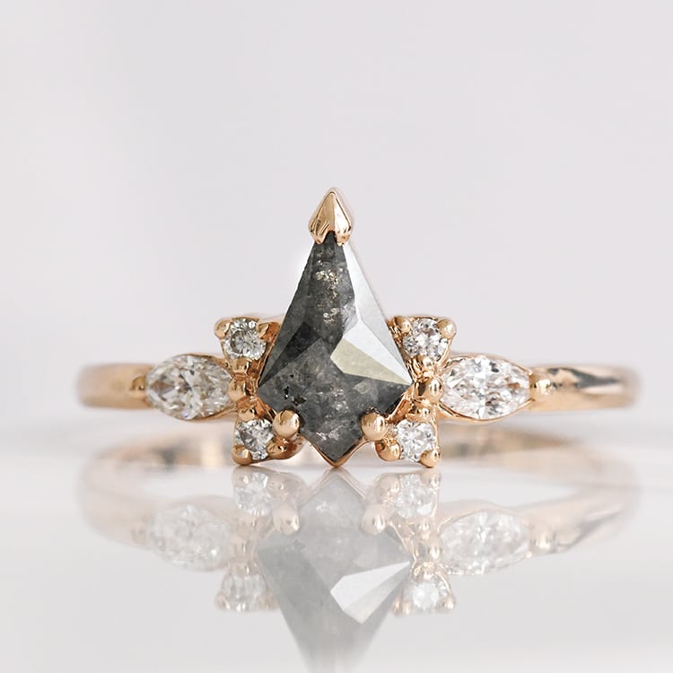 Prsteň s kite salt and pepper diamantom Murali 117560