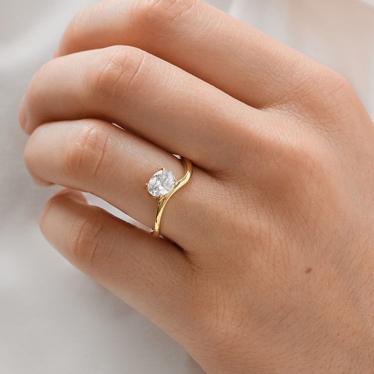 Zásnubný prsteň s oválnym lab-grown diamantom 154814