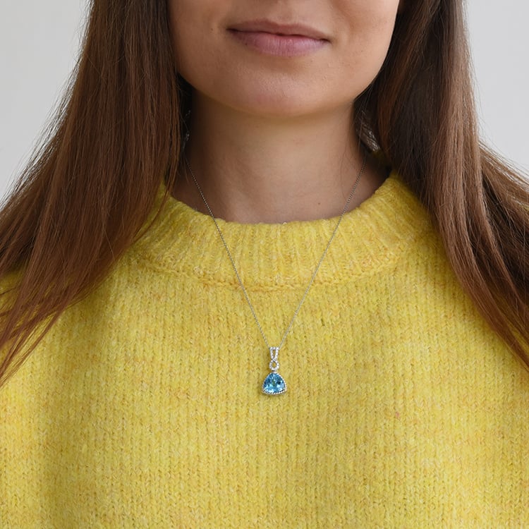 Iskrivý prívesok z bieleho zlata so švajčiarskym topazom a vytvorenými diamanty 61345