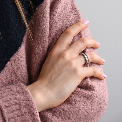 Plochý snubný prsteň z karbónu a striebra so zirkonmi Moserah