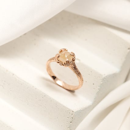 Zlatý prsteň so salt and pepper diamantom a ručne rytými kvetinami Floral