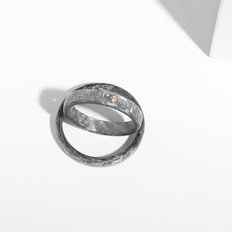 Mierne zaoblené snubné prstene z karbónu s diamantom Petrus 124580