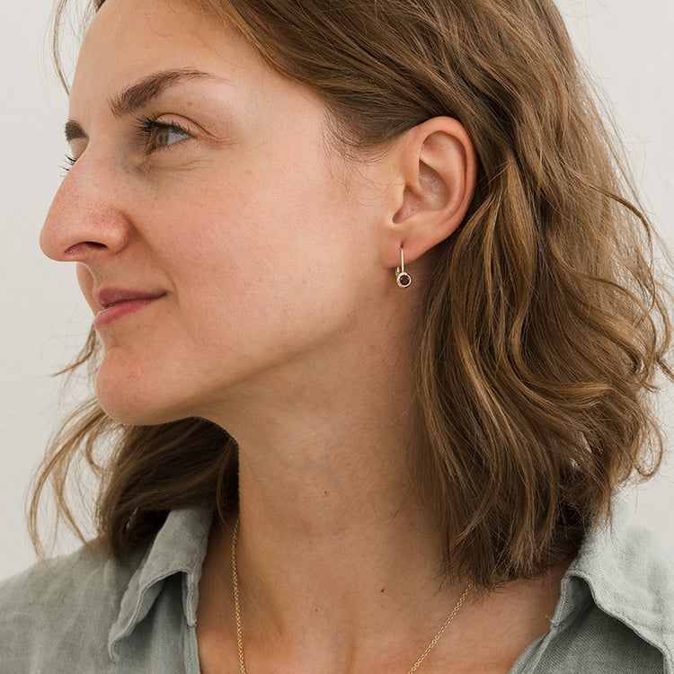 Zlaté visiace náušnice s granátmi Christabel 129930