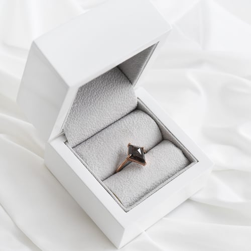 Minimalistický prsteň so salt and pepper diamantom Brogan