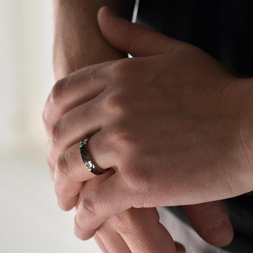 Zlaté svadobné prstene s reliéfnym povrchom a čiernym ruténiom Susam