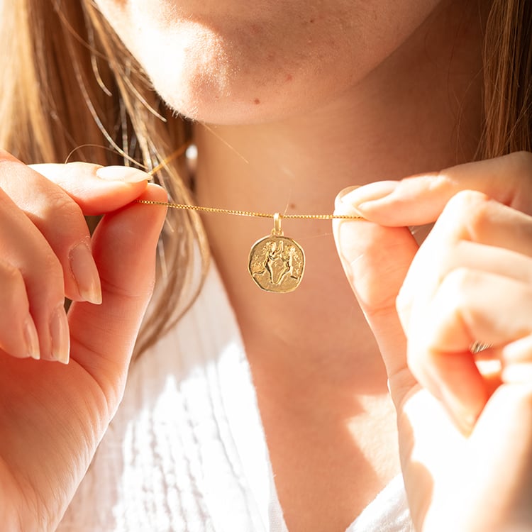 Zlatý prívesok so symbolmi znamenia zverokruhu 145603