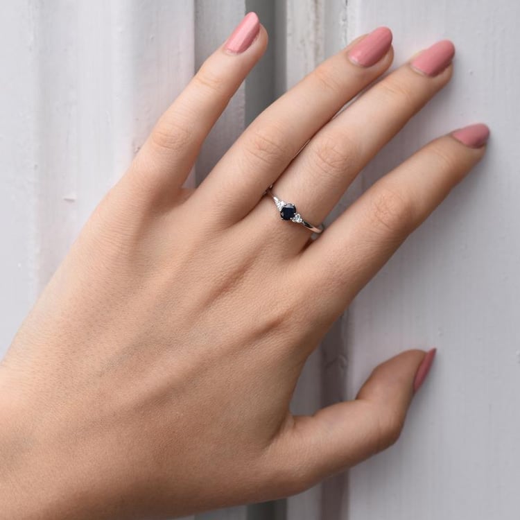 Prsteň s modrým zafírom a diamantmi zo žltého zlata 45149