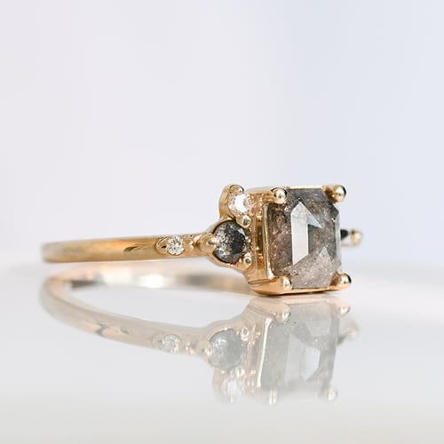 Prsteň so salt and pepper diamantom a lab-grown diamantmi Kristie