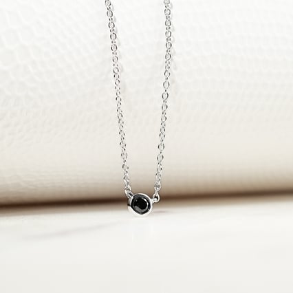 Minimalistický náhrdelník s čiernym diamantom Vieny