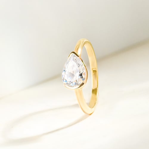 Zásnubný prsteň s half-bezel pear diamantom Timarete