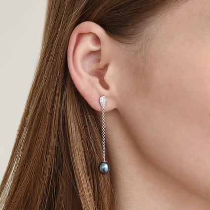 Visiace náušnice zo striebra s čiernymi perlami Abby