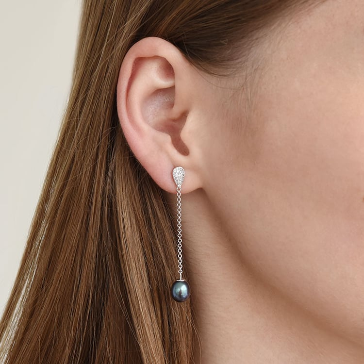 Visiace náušnice zo striebra s čiernymi perlami 87937