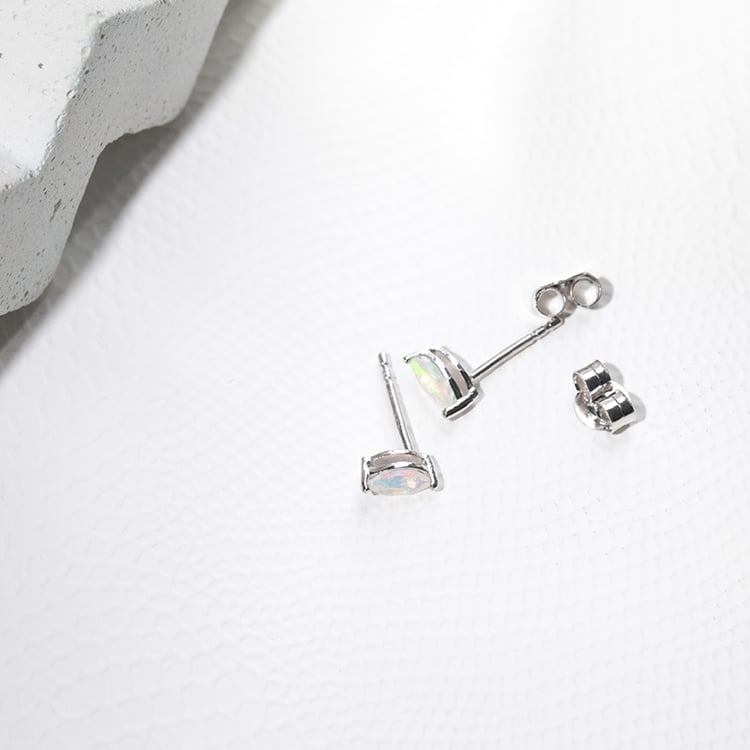 Minimalistické strieborné náušnice s opálmi Sistine 131338