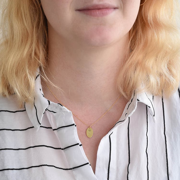 Romantický zlatý prívesok s kvetinou a gravírom podľa vašej voľby 96540