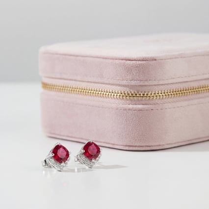 Strieborné náušnice so simulovanými rubíny Kosta