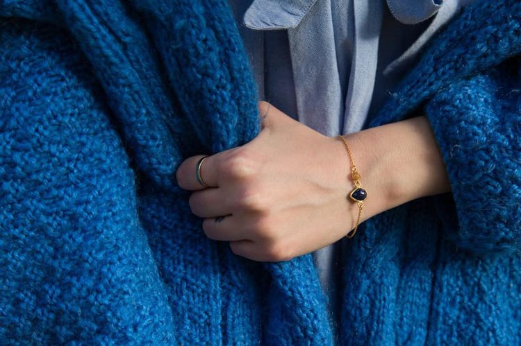 Pozlátený strieborný náramok so zafírom 9736