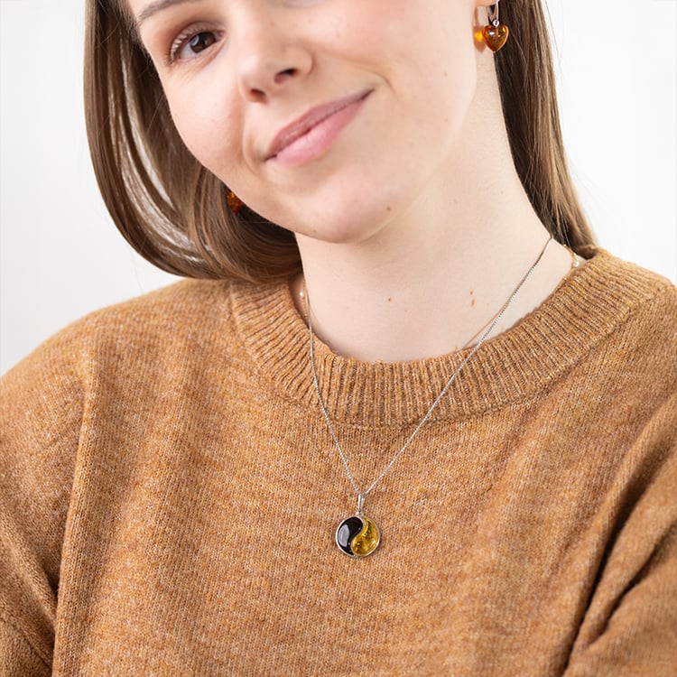 Strieborný jantárový prívesok so symbolom Jin Jang 150893