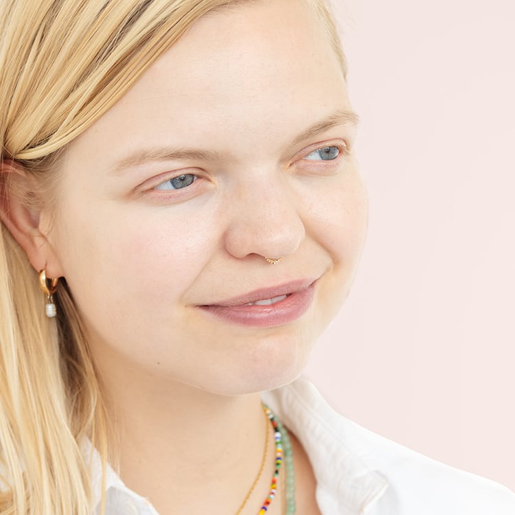 Zlatý septum piercing s bielym topásom Arla 124497