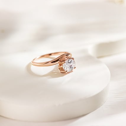 Atypický zásnubný prsteň s oval moissanitom Adina