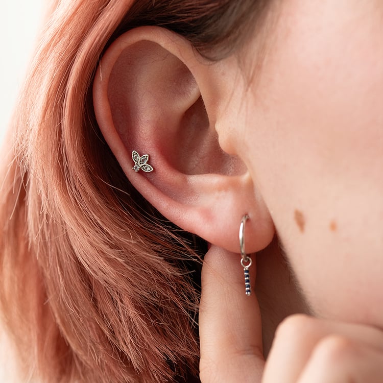 Zlatá piercing náušnica s bielymi topásmi Ciera 138297