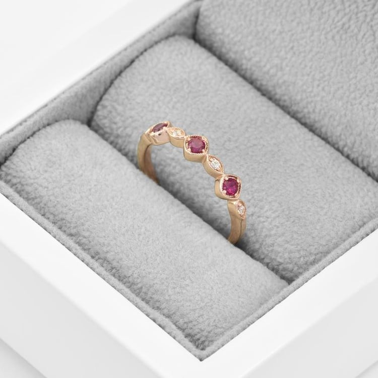 Pozlátený eternity prsteň s rubínmi zo striebra 45154