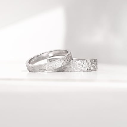 Svadobné obrúčky s atypickým povrchom Lays