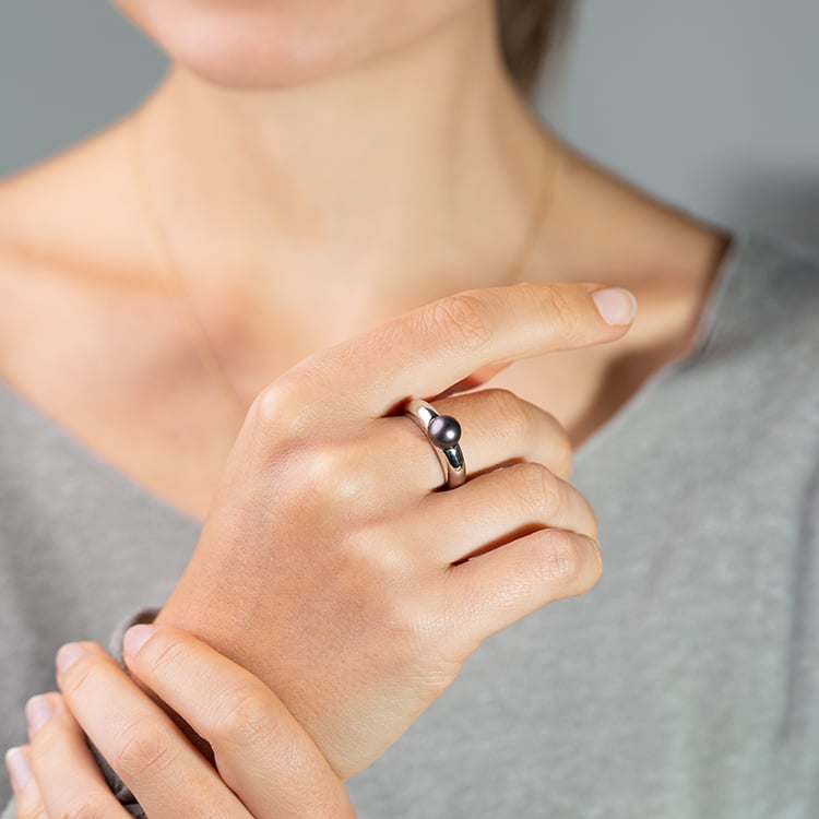 Zlatý prsteň s čiernou perlou Racel 146166